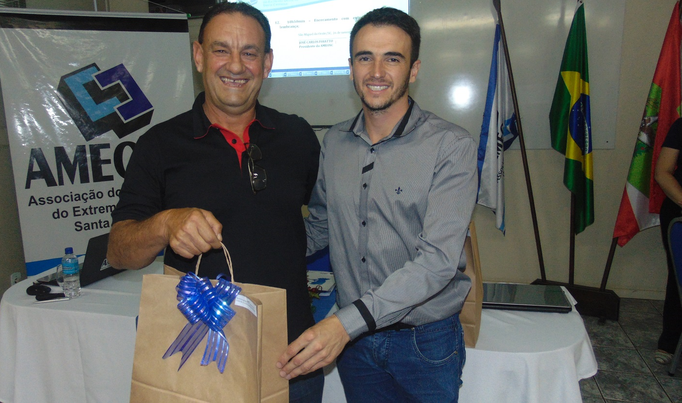 You are currently viewing Prefeito eleito de Guarujá do Sul, Cláudio Weschenfelder, é o novo Presidente da AMEOSC