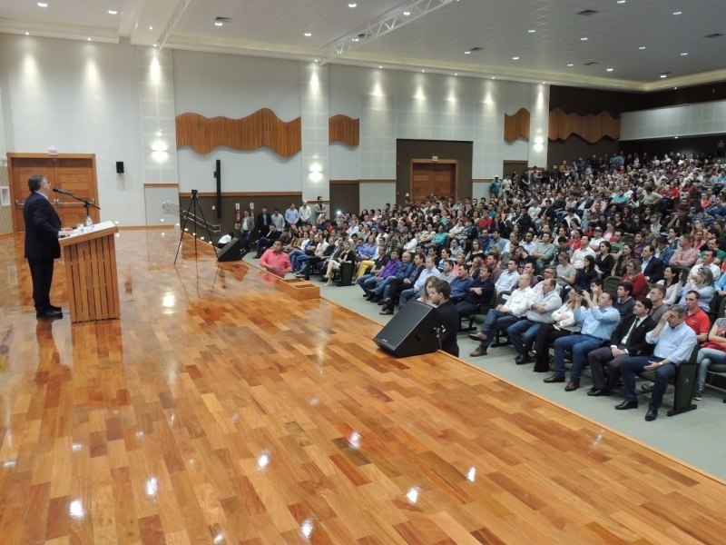 You are currently viewing Mais de 800 pessoas prestigiam palestra com o governador