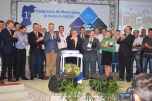 Read more about the article 1º Congresso de Municípios da AMEOSC encerra com homenagem aos ex-presidentes