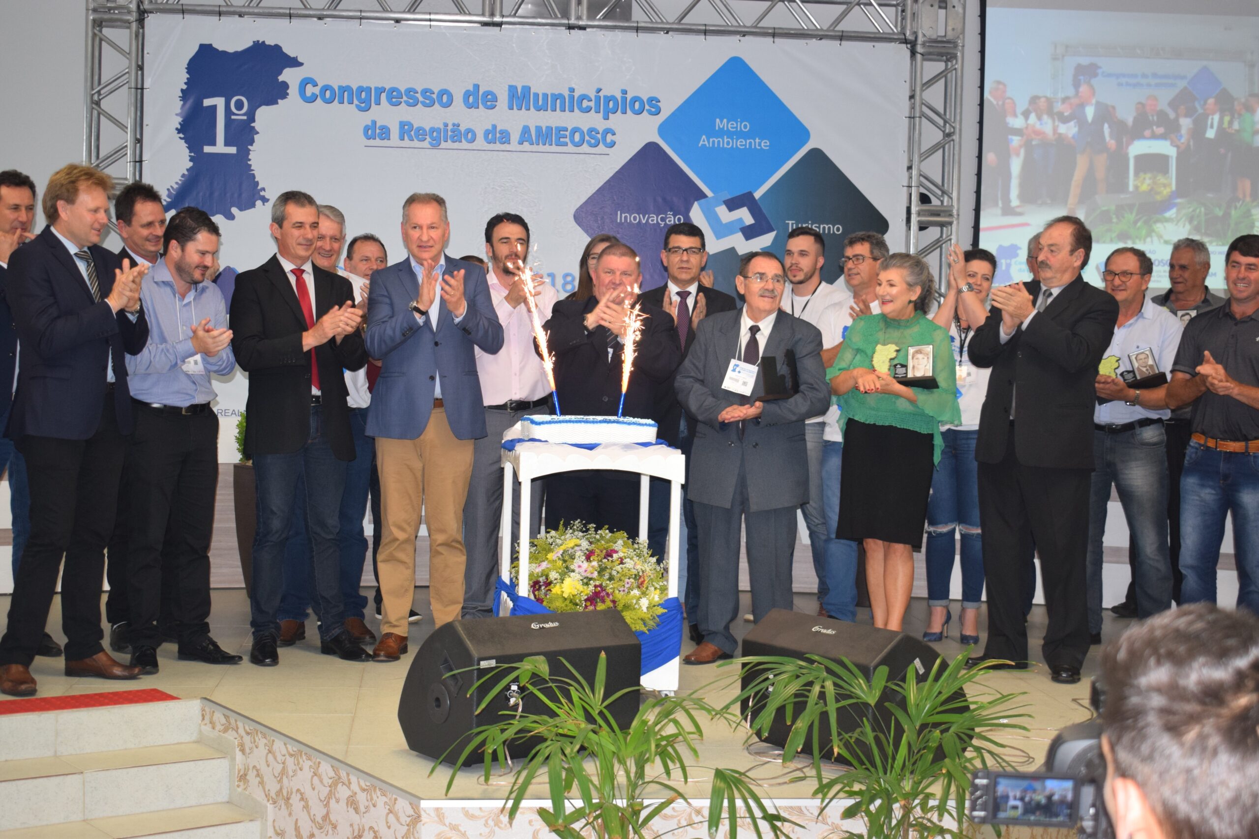 You are currently viewing 1º Congresso de Municípios da AMEOSC encerra com homenagem aos ex-presidentes