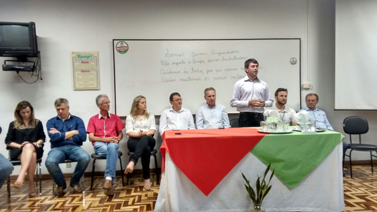 You are currently viewing Presidente da Ameosc, Prefeito Enoí Scherer, participou da solenidade  de formatura da terceira turma do curso de Jovens Empreendedores da Epagri em São Miguel do oeste