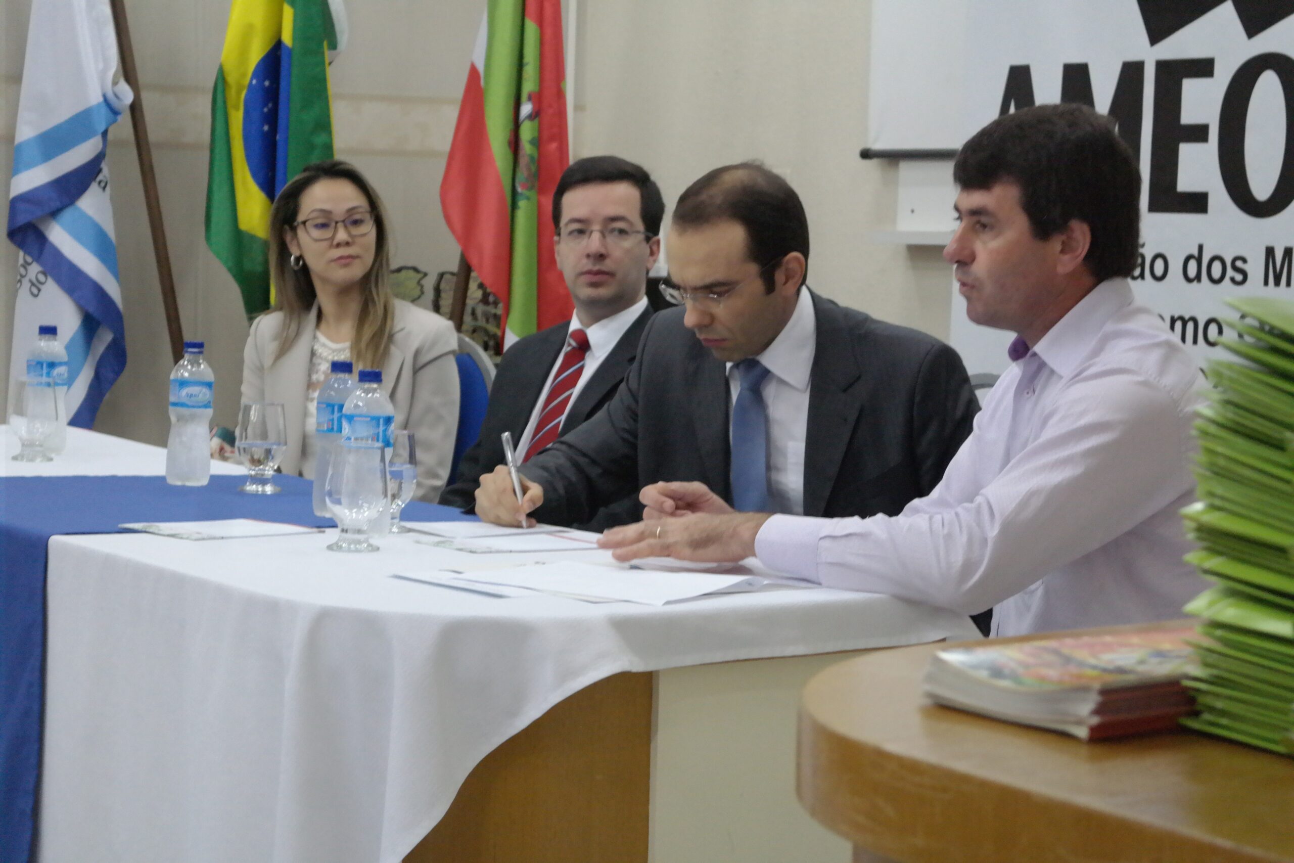 You are currently viewing Prefeitos da região da AMEOSC realizam Assembleia com Ministério Público Regional