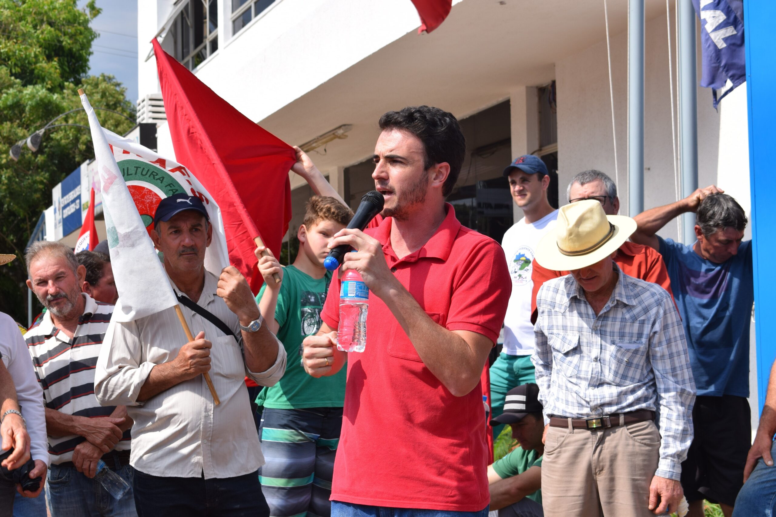 You are currently viewing Presidente da AMEOSC participa de ato público realizado por agricultores em frente ao INSS em São Miguel do Oeste