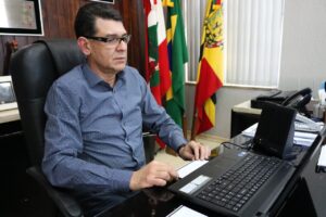 Read more about the article Presidente da Ameosc representa 64 municípios em audiência com a Alesc e o Governo do Estado