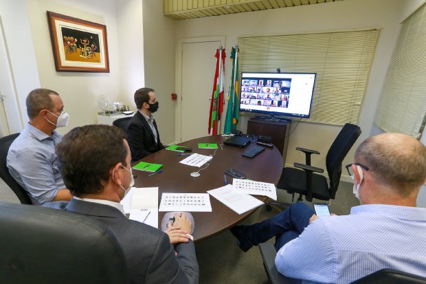 You are currently viewing Prefeitos catarinenses participam de reunião com governador para tratar de medidas de restrição