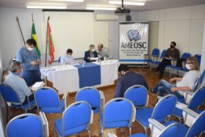 Read more about the article Ameosc discute aquisição de vacinas com diretoria da Fecam e sinaliza falta de servidores no INSS em Assembleia de Prefeitos