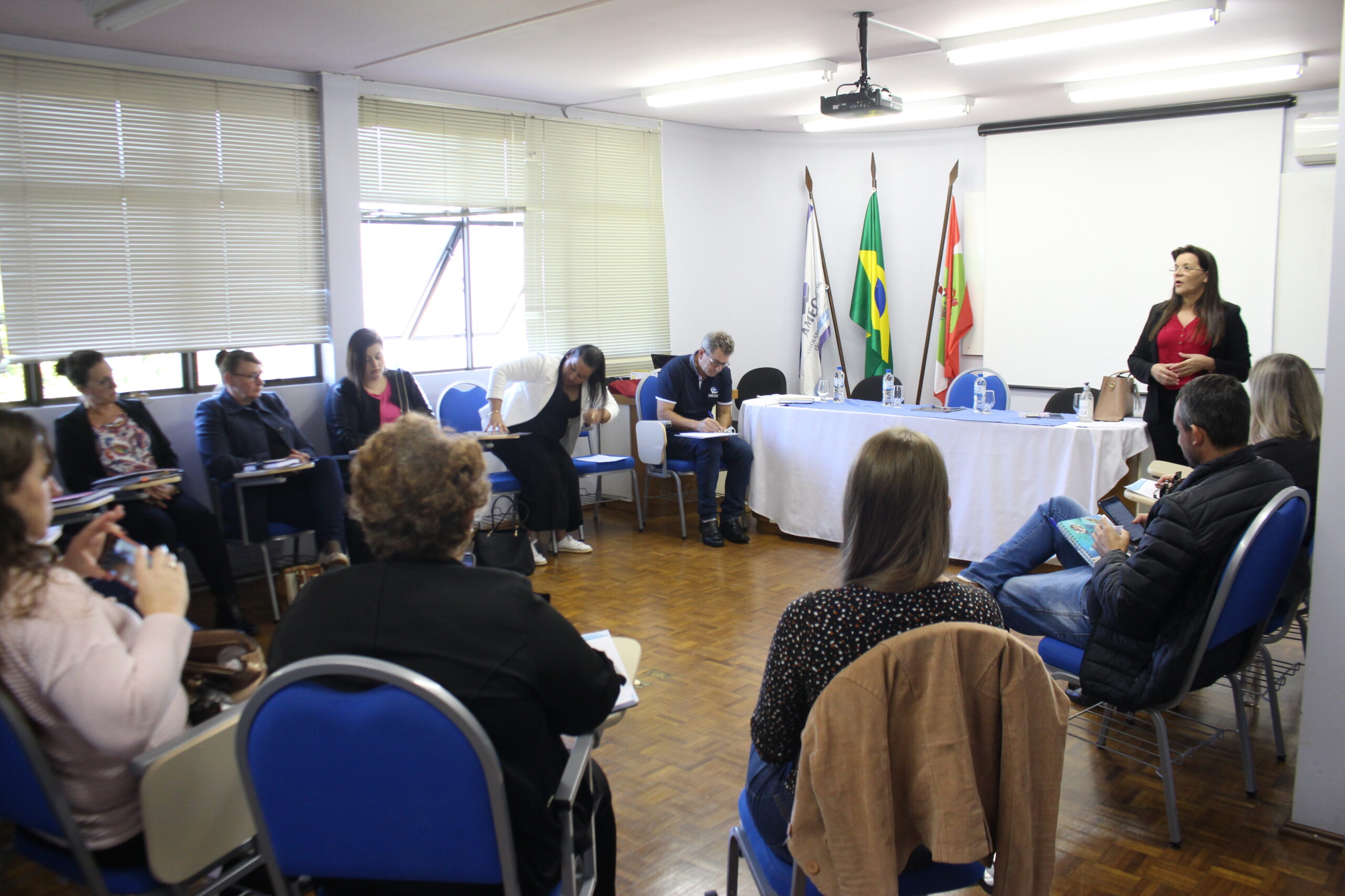 You are currently viewing Integrantes do Colegiado de Educação da Ameosc se reúnem para discutir pautas importantes para os municípios