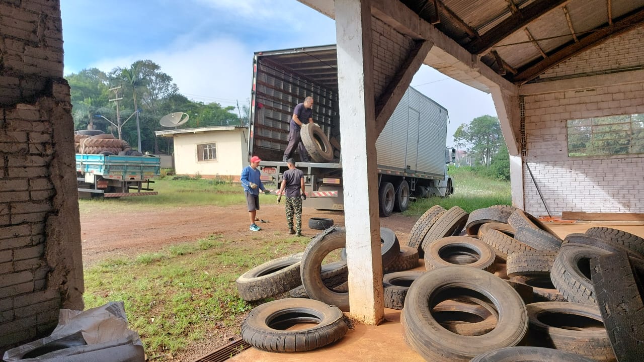 You are currently viewing Carga de 12 toneladas de pneus inservíveis é recolhida do Ecoponto Regional da Ameosc