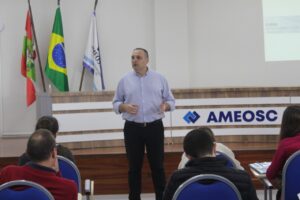 Read more about the article Ameosc realiza capacitação em eSocial, EFD REINF e DCTF Web