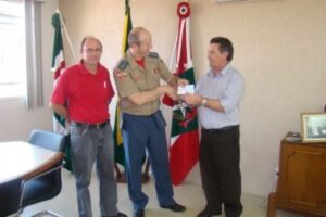 Read more about the article Prefeito de São Miguel do Oeste repassa recursos do Funrebom ao Corpo de Bombeiros