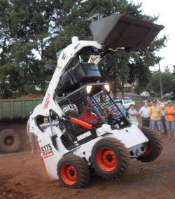 Read more about the article Município de Tunápolis recebe mini-carregadeira