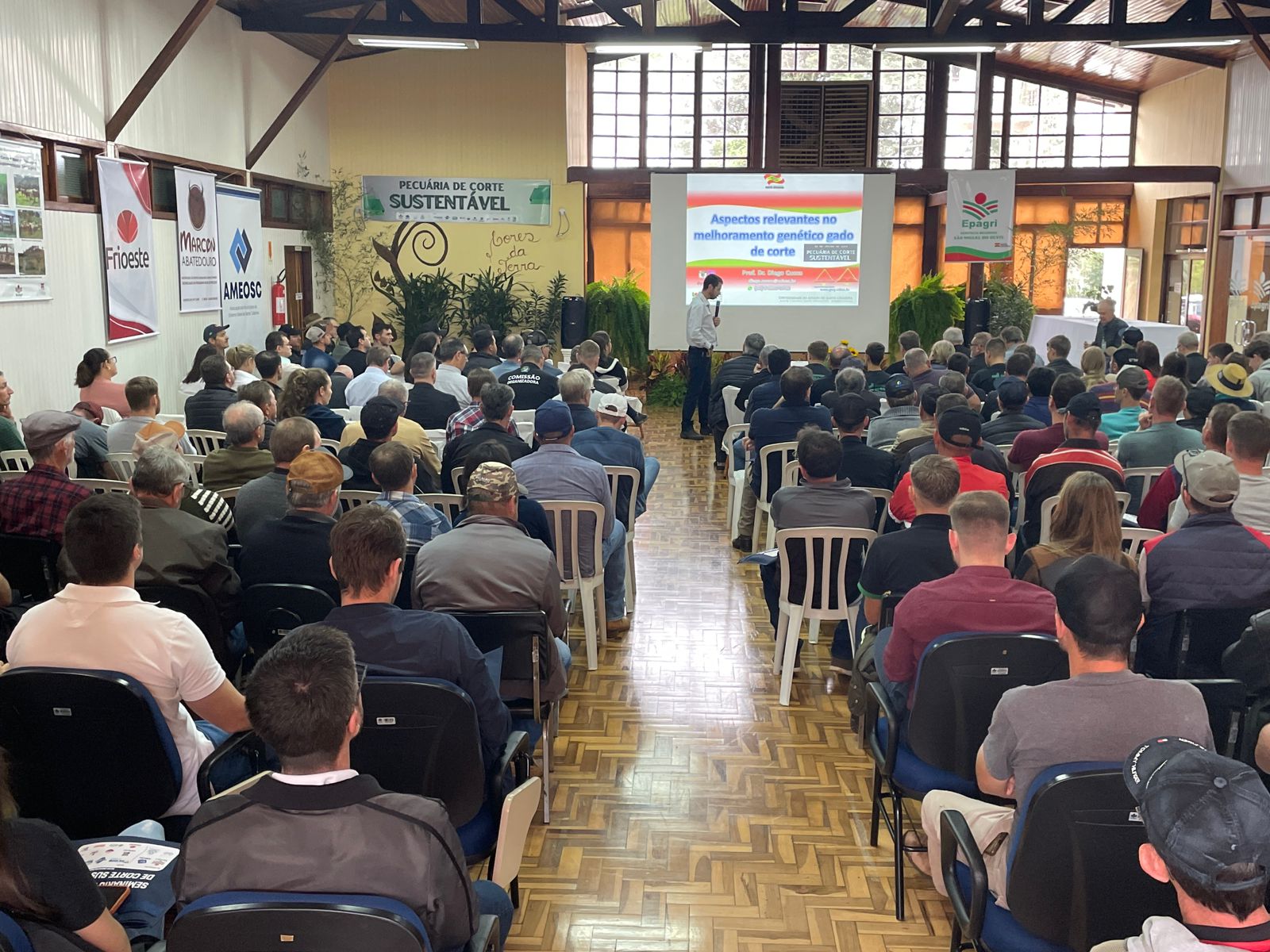 You are currently viewing Seminário de Gado de Corte reuniu 250 participantes na manhã desta quinta-feira para discutir inovações e práticas sustentáveis