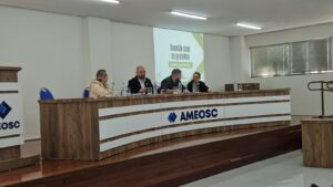 Read more about the article AMEOSC reúne lideranças com secretário de Estado da Saúde para tratar de demandas do Hospital Regional, oncologia e rede hospitalar do Extremo Oeste